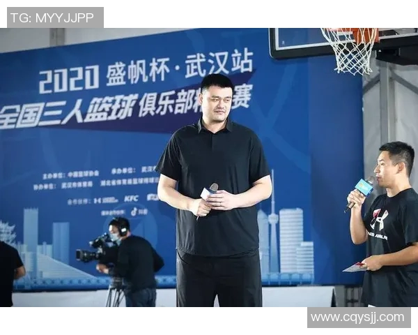 姚明侧面像展现篮球巨星风采与坚毅精神的完美结合