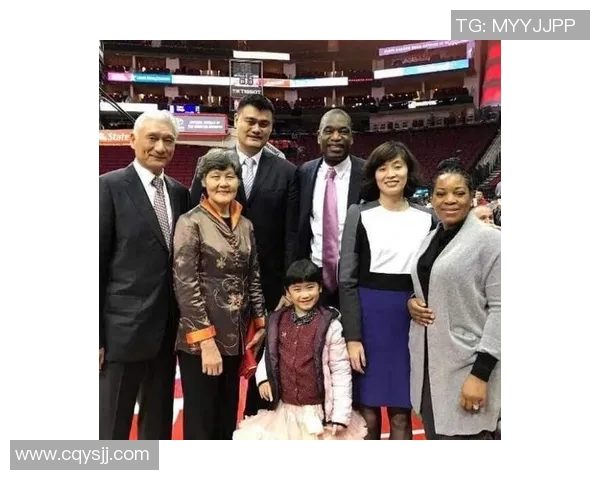 穆托姆博与姚明亲密合照展现篮球巨星间的友谊与传承