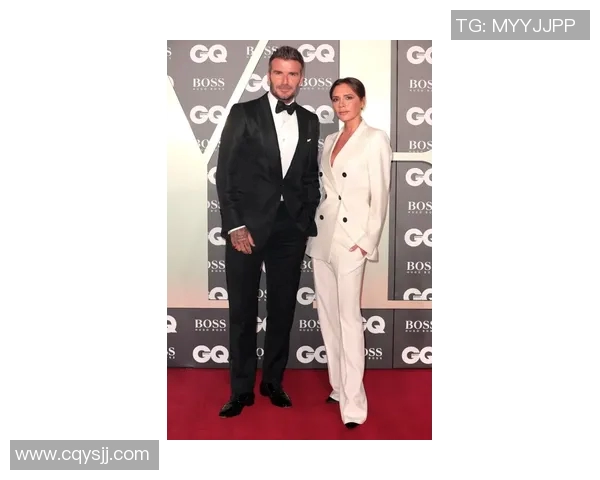 西班牙足球明星穿着西装的时尚风采与魅力展示